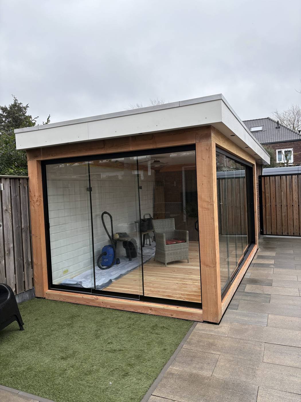 Buitenkamer Eindhoven glazen schuifpuien douglas overkapping