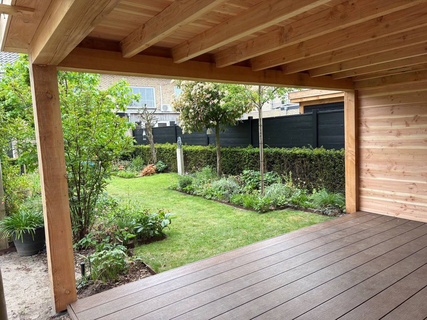 Strakke douglas overkapping in volle tuin - foto 5