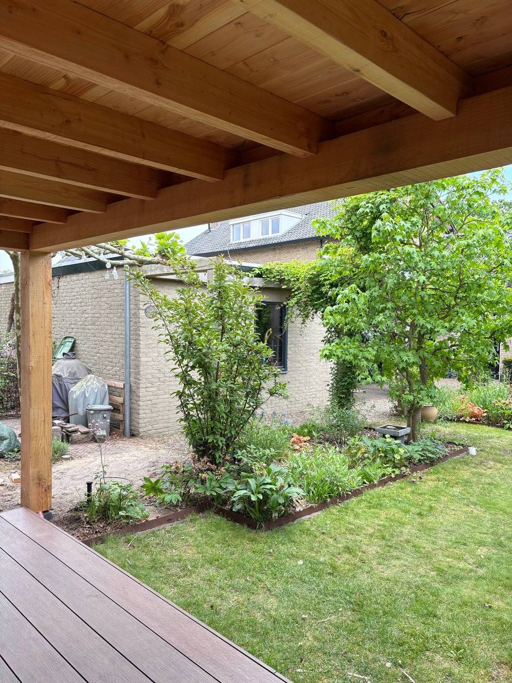 Strakke douglas overkapping in volle tuin - foto 6